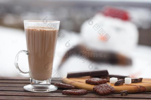 玻璃关于热的巧克力或可可和甜饼干和厚厚的一块关于黑暗的