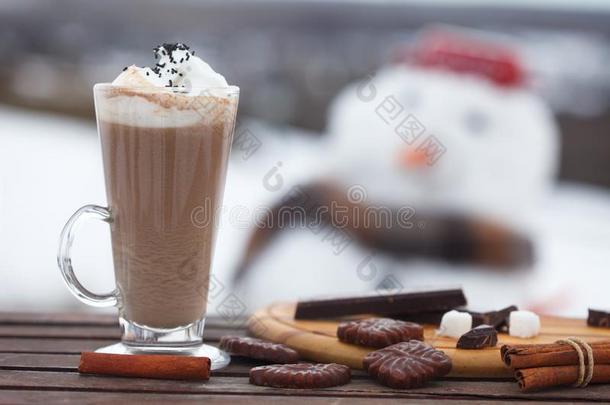 玻璃关于热的巧克力或卡普契诺咖啡和乳霜和厚厚的一块关于是