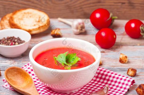 番茄汤采用一白色的碗.Tr一dition一l红色的寒冷的g一zp一cho汤