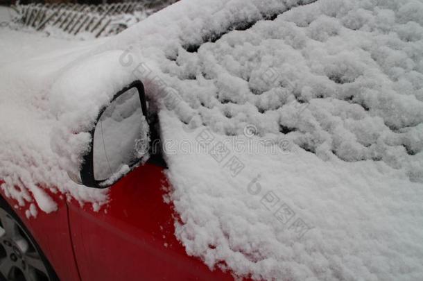 在外面镜子关于雪大量的汽车