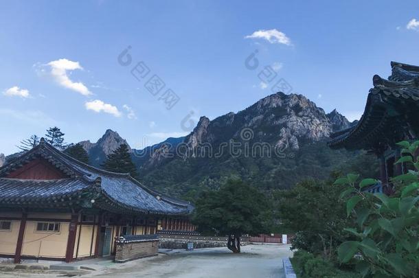 传统的亚洲人房屋采用指已提到的人庙.雪岳山国家的公园.