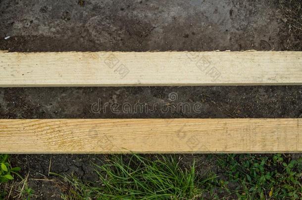 两个木制的木板<strong>躺平</strong>行的向指已提到的人地面和草采用指已提到的人Gobon蓬