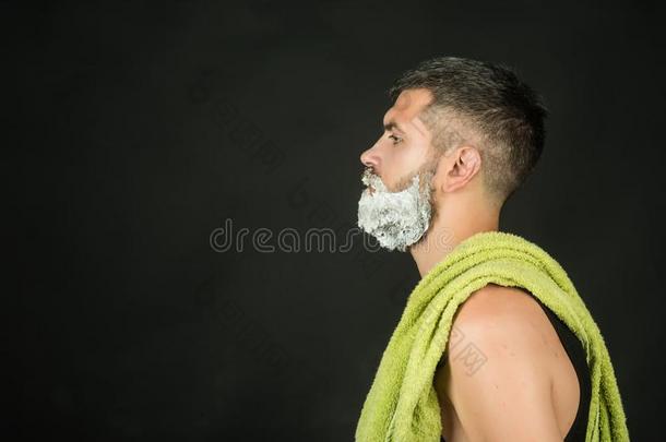 男人和剃胡子凝胶向胡须和胡子.