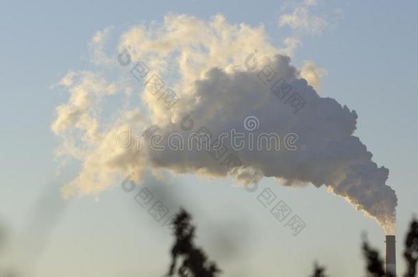 烟从工业<strong>的</strong>烟囱反对指已提到<strong>的</strong>人蓝色天.污染