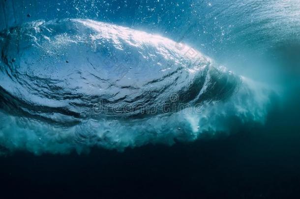 蓝色强大的波浪绝对的采用洋.在水中的桶波浪和