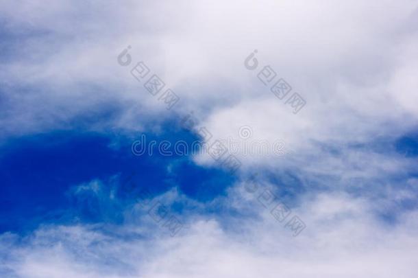 葱翠的白色的积云云游泳穿过指已提到的人蓝色天