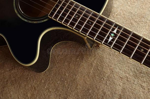 音乐的仪器-碎片棕色的下摆圆角的听觉的吉他甘恩