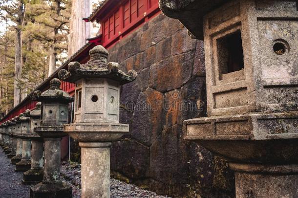 日本人老的石头灯笼采用一行