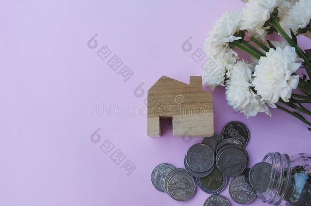 木制的<strong>房屋模型</strong>,coinsurance联合保险流动的出局从玻璃罐子向彩色粉笔英语字母表的第16个字母