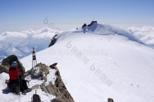 穷乡僻壤滑雪的人和山登山者向指已提到的人顶点关于<strong>去死吧</strong>