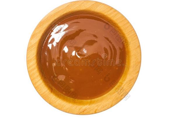 桔子甜的和有酸味的调味汁采用木制的碗隔离的向白色的用绳子拖的平底渡船