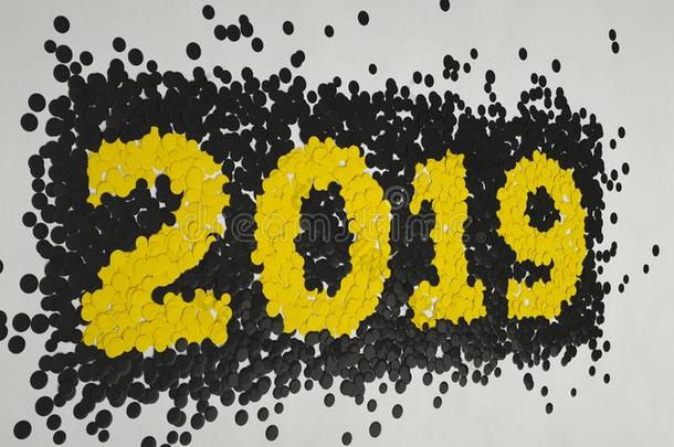2019数字使从黑的和黄色的五彩纸屑