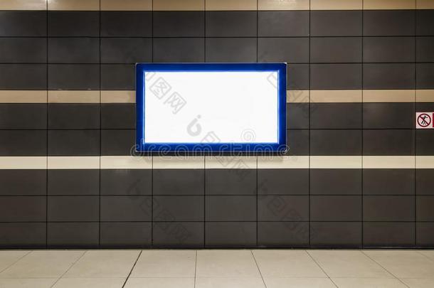 空白的广告牌采用地下铁道车站/大的水平的海报向metalroof金属屋顶