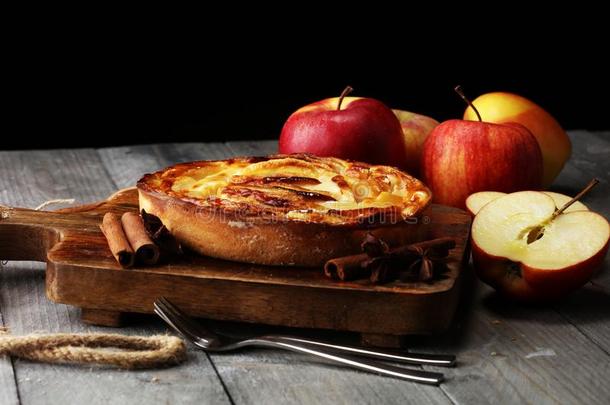 苹果酸的.美食家传统的假日苹果馅饼甜的烘烤制作的demand需要