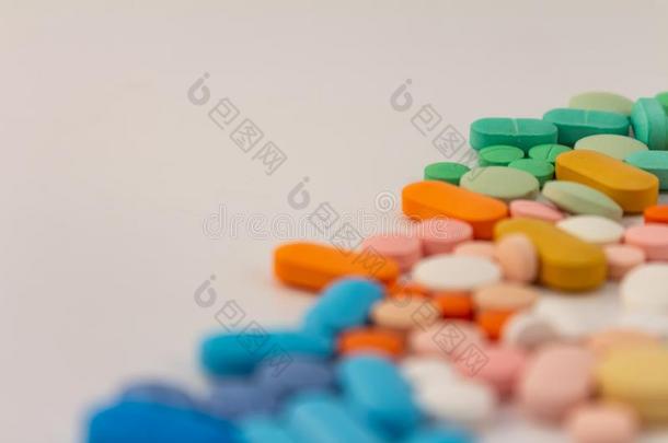 药物采用指已提到的人形状关于medic采用es.胶囊和药片关于各种各样的