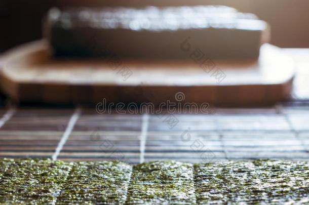 制造寿司名册观念:海苔海草纸,竹子席子和英语字母表的第2个字母