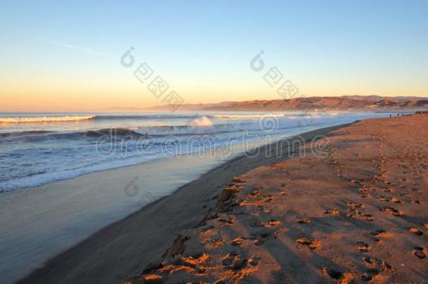 冲浪者小圆丘海滩和潮水的腐蚀在文图拉美国加州美利坚合众国
