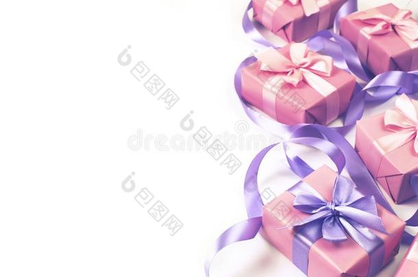 一放置关于礼物为一新生的粉红色的颜色向一白色的b一ckground一