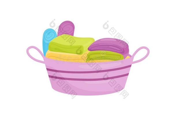 垛关于干净的折叠的亚麻布和毛巾采用紫色的塑料制品篮