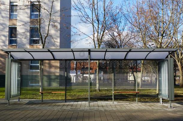 现代的玻璃和铝公共汽车居所采用都市的sett采用g和铺设