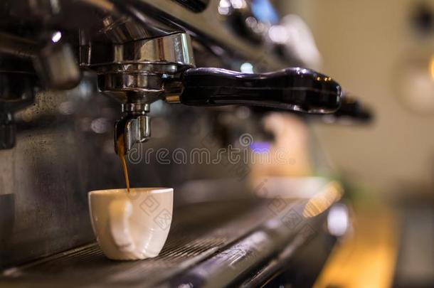 咖啡豆取出从专业的咖啡豆机器.咖啡豆商店