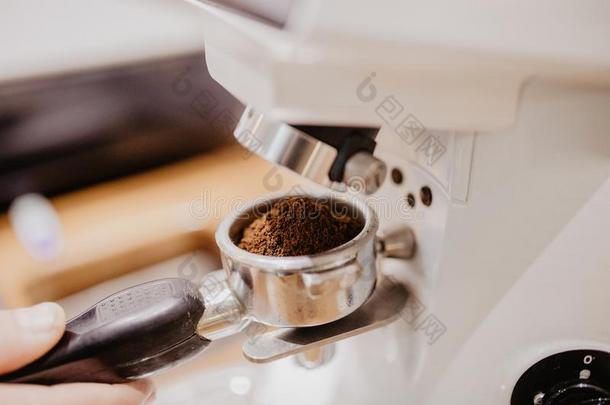 咖啡馆准备咖啡的<strong>员工</strong>磨的咖啡豆豆<strong>使用</strong>咖啡豆机器,咖啡豆磨碎