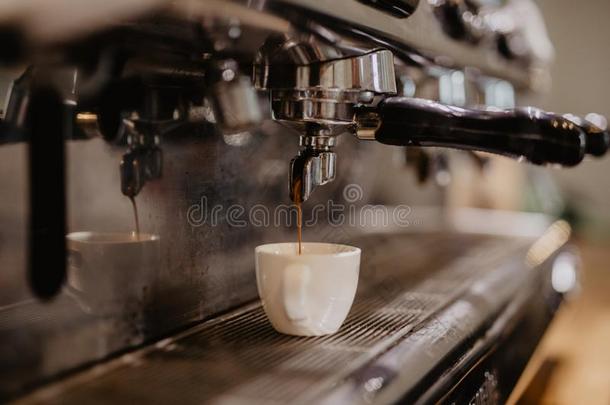 咖啡豆浓咖啡机器.浓咖啡机器制造咖啡豆,金色的