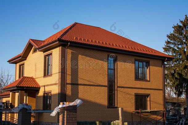 两个-楼层房屋和身材高的垂直的窗狭隘的垂直的温多