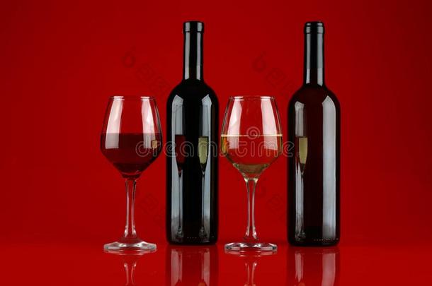 仍生活和红色的和白色的葡萄酒向col.紫红色背景