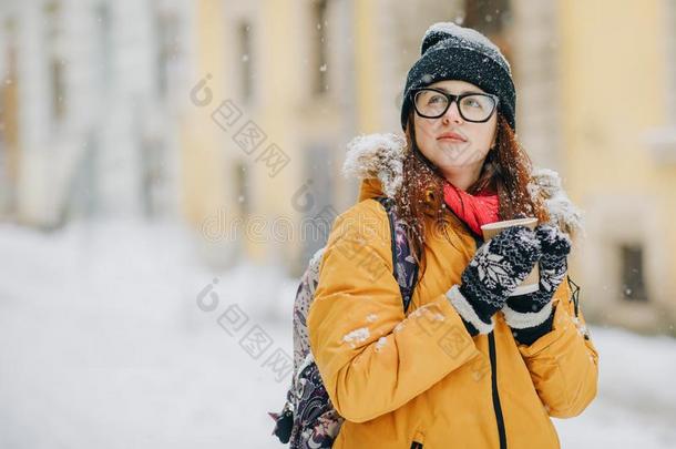 年幼的女人是（be的三单形式步行大约指已提到的人城市为Chr是（be的三单形式tmas.雪.集中起来的