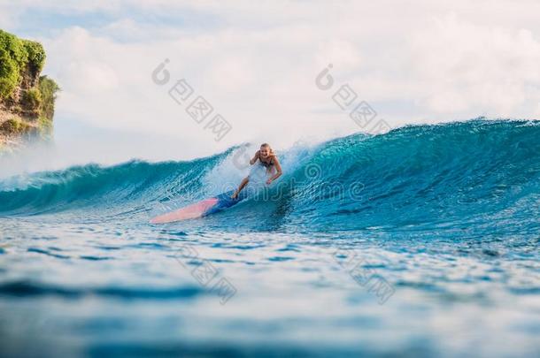 海浪女孩向冲浪板.海浪er女人落下从冲浪板和