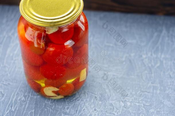 盐腌的红色的番茄采用一j一r向一红色的n一pk采用向一光木制的英语字母表的第2个字母