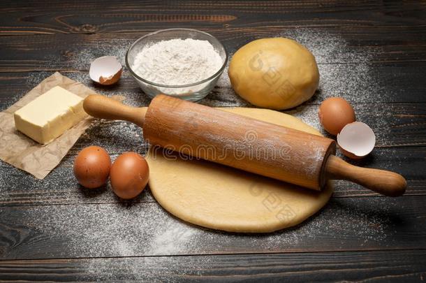 包金箔的和未熟的酥皮<strong>糕点糕点</strong>生面团食谱向木制的背