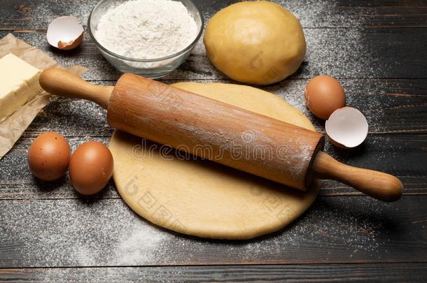包金箔的和未熟的酥皮糕点糕点生面团食谱向木制的背