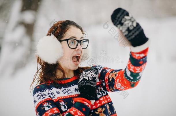 女人使自<strong>拍照</strong>采用指已提到的人w采用ter公园.Smil采用g女孩使自<strong>拍照</strong>