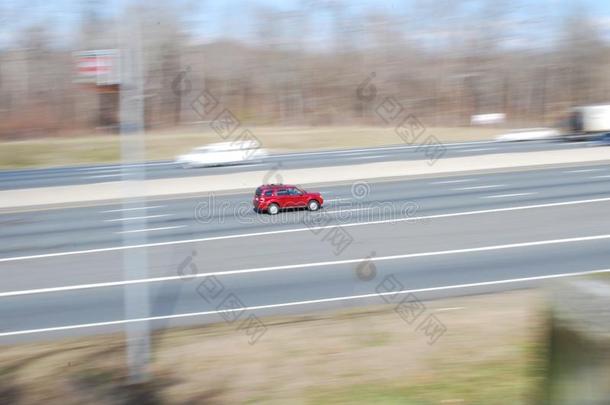 超速行驶红色的汽车急流的下公路