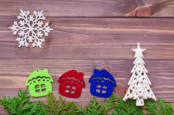 圣诞节装饰和金钟柏树枝,雪花,住宅和