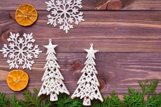 圣诞节装饰和金钟柏树枝,雪花,橘子
