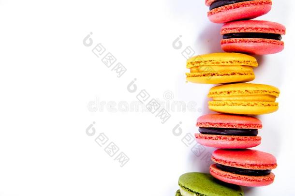 各种各样的富有色彩的甜的马卡龙甜饼干为餐后甜食