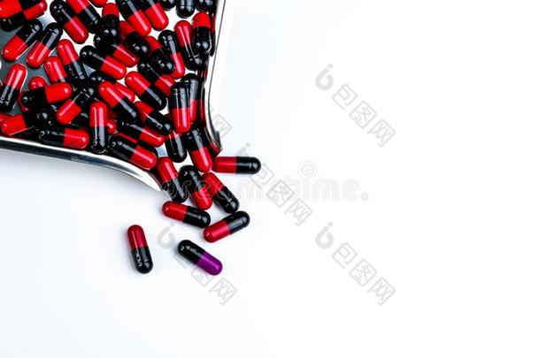 红色的-黑的胶囊药丸向药物盘子.抗生素药物抵抗