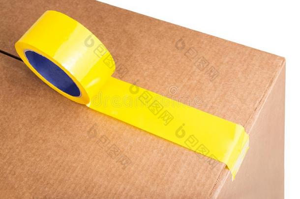 卡纸板盒和黄色的黏合剂带子