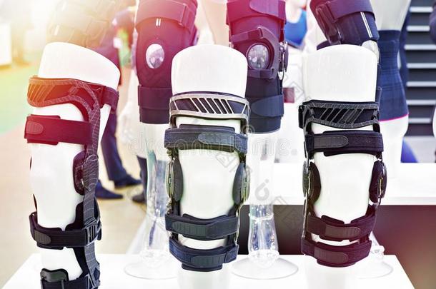 脚矫形器为膝共同的采用商店