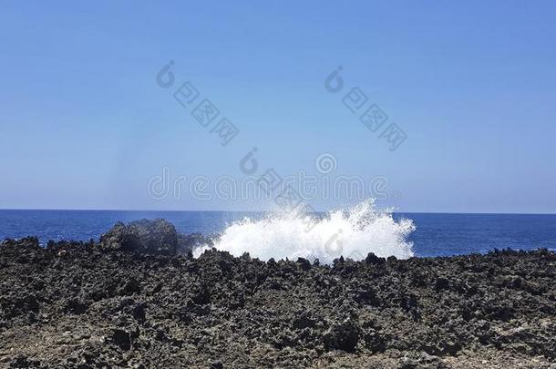海水是（be的三单形式打反对一岩石关于volc一nic<strong>起源</strong>.和煦的：照到阳光的d一