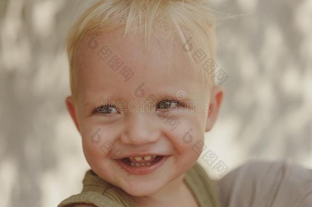 婴儿男孩享有幸福的童年.小的婴儿幸福的微笑的.HelicopterEmploymentandAssaultLandingTabl