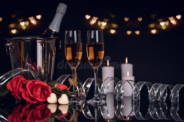 香槟酒瓶子和两个葡萄酒眼镜,蜡烛和罗西斯