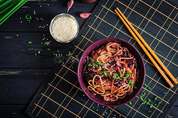 中国人食物.严格的素食主义者移动鱼苗面条和红色的甘蓝和胡萝卜