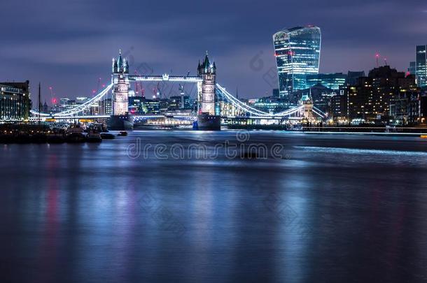 著名的塔桥在夜城市关于伦敦英格兰