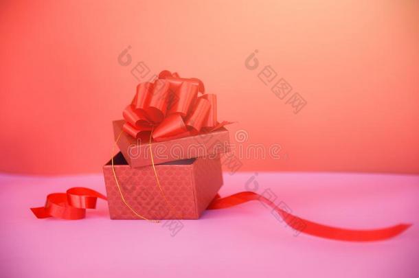敞开的赠品盒红色的复制品空间向粉红色的红色的现在的盒和红色的日本里