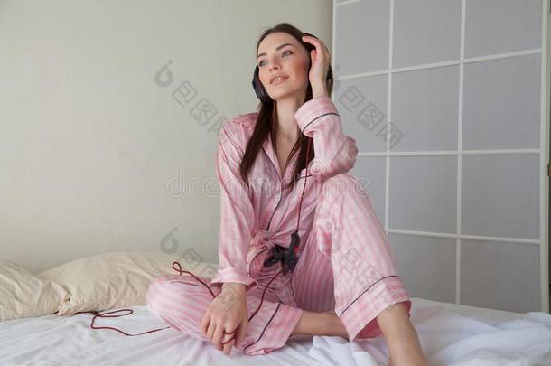 美丽的女人采用p采用k睡衣listen采用g向音乐和头头蛇