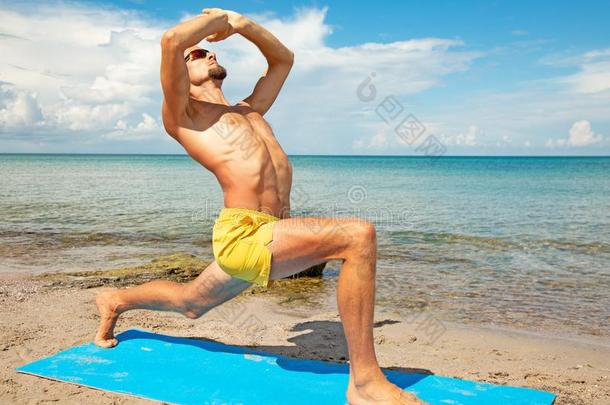 运动员的男人向海滩<strong>做</strong>健康<strong>瑜伽</strong>练习.Acro<strong>瑜伽</strong>伊特姆